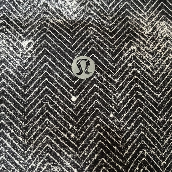 Lululemon Essential Rhythm crops size 6 - Picture 3 of 6